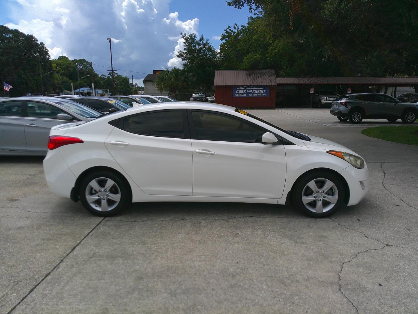 2013 WHITE HYUNDAI ELANTRA GLS; LIMITED (5NPDH4AE3DH) , located at 1200 Cassat Avenue, Jacksonville, FL, 32205, (904) 695-1885, 30.302404, -81.731033 - Photo#4